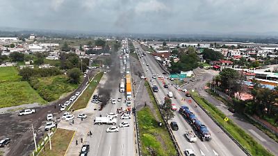 Familiares y taxistas bloquean autopista México-Querétaro exigiendo esperanza por desaparición de dos conductores