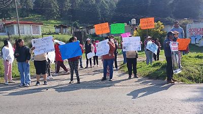 Familiares y vecinos bloquean carretera en Ocuilan para exigir búsqueda efectiva de menores desaparecidos