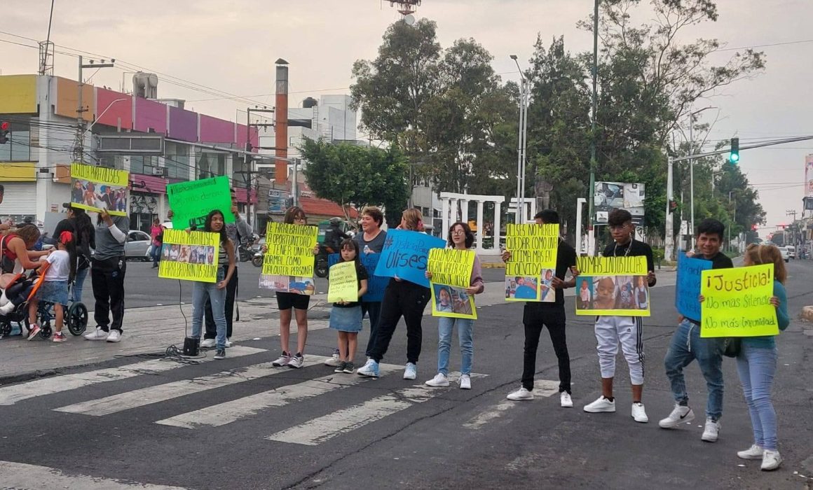 Familiares y vecinos bloquean avenidas en Nezahualcóyotl para exigir justicia por joven atropellado hace ocho años
