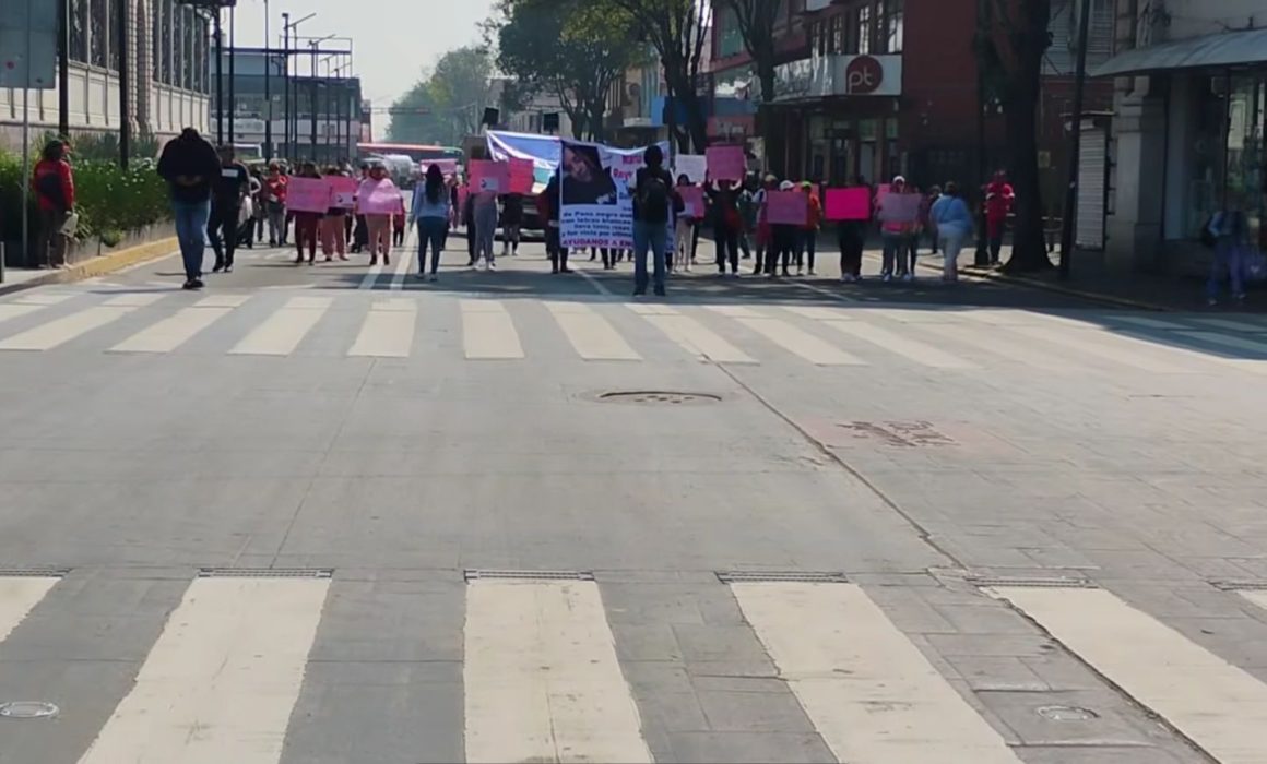Familiares y vecinos de Toluca marchan por la búsqueda de joven de 17 años desaparecida