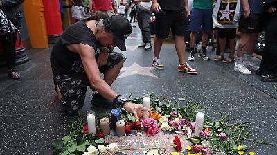 Fans honran la memoria de Ozzy Osbourne con flores y veladoras en su estrella del Paseo de la Fama de Hollywood