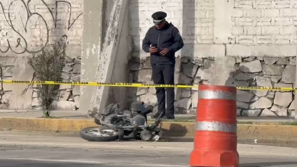 Fatal accidente en Toluca por derrape con cascarilla de trigo en plena calle