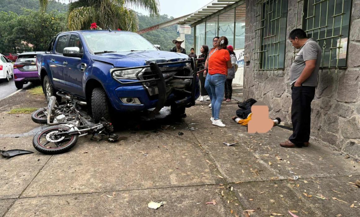 Fatal accidente en Valle de Bravo deja una mujer motociclista muerta tras impactarse con una camioneta