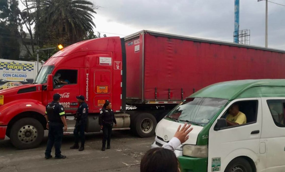 Fatal atropellamiento en Texcoco: limpiaparabrisas muere arrollado por tráiler de Coca-Cola