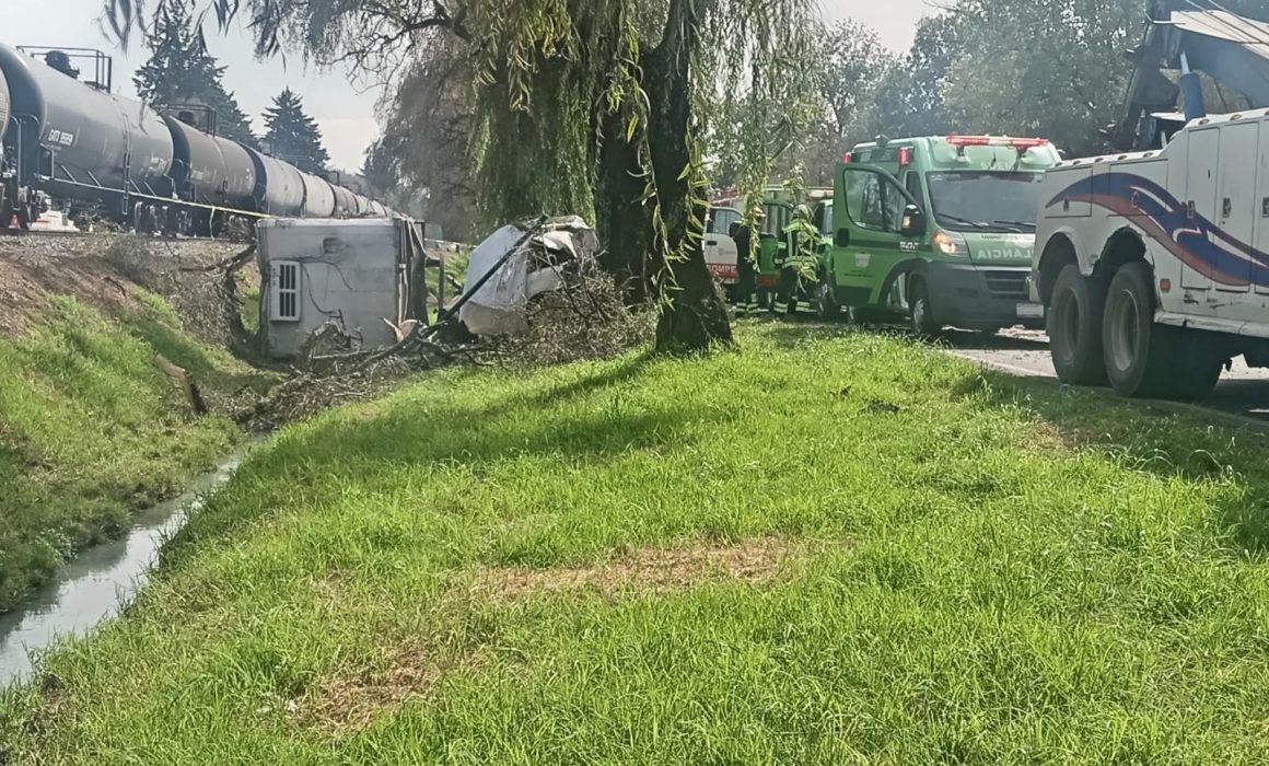 Fatal choque en Paseo Tollocan en San Mateo Atenco deja dos jóvenes muertos