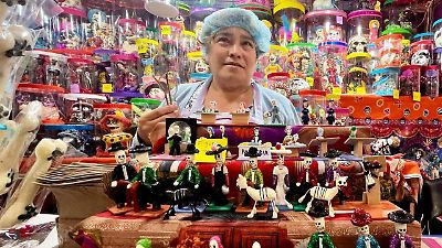 Feria del Alfeñique en Toluca revive tradiciones con figuras de oficios y seres queridos fallecidos