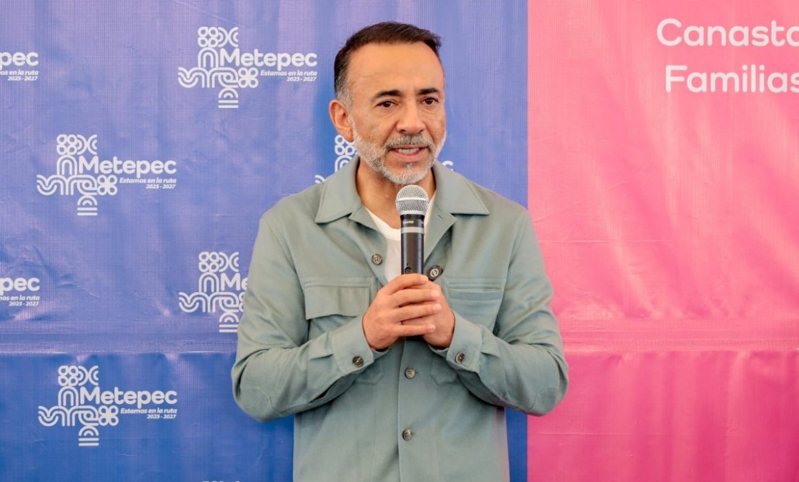 Fernando Flores entrega despensas a oficiales de Metepec para reconocer su labor