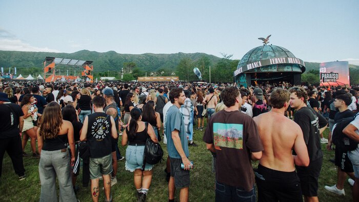 Fernet Branca impulsa la integración musical y ritual en Cosquín Rock 2026 con instalación monumental y experiencias innovadoras