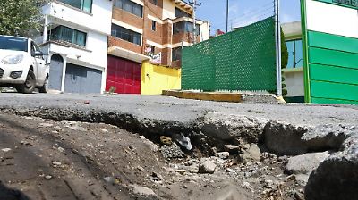 Filtraciones en red de drenaje amenazan viviendas en Toluca por deterioro de tuberías