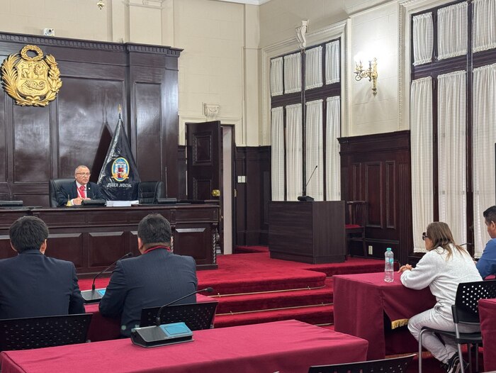 Fiscal Elizabeth Peralta se entrega a la justicia tras orden de captura en medio de controversia por tráfico de influencias