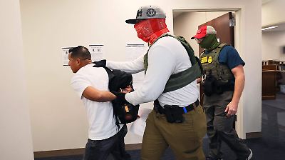 Fiscales demócratas exigen frenar redadas migratorias en Los Ángeles por violaciones a derechos civiles