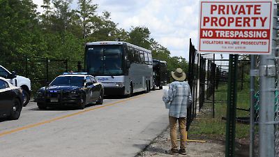 Florida seguirá con deportaciones pese a orden de cierre del 'Alligator Alcatraz'