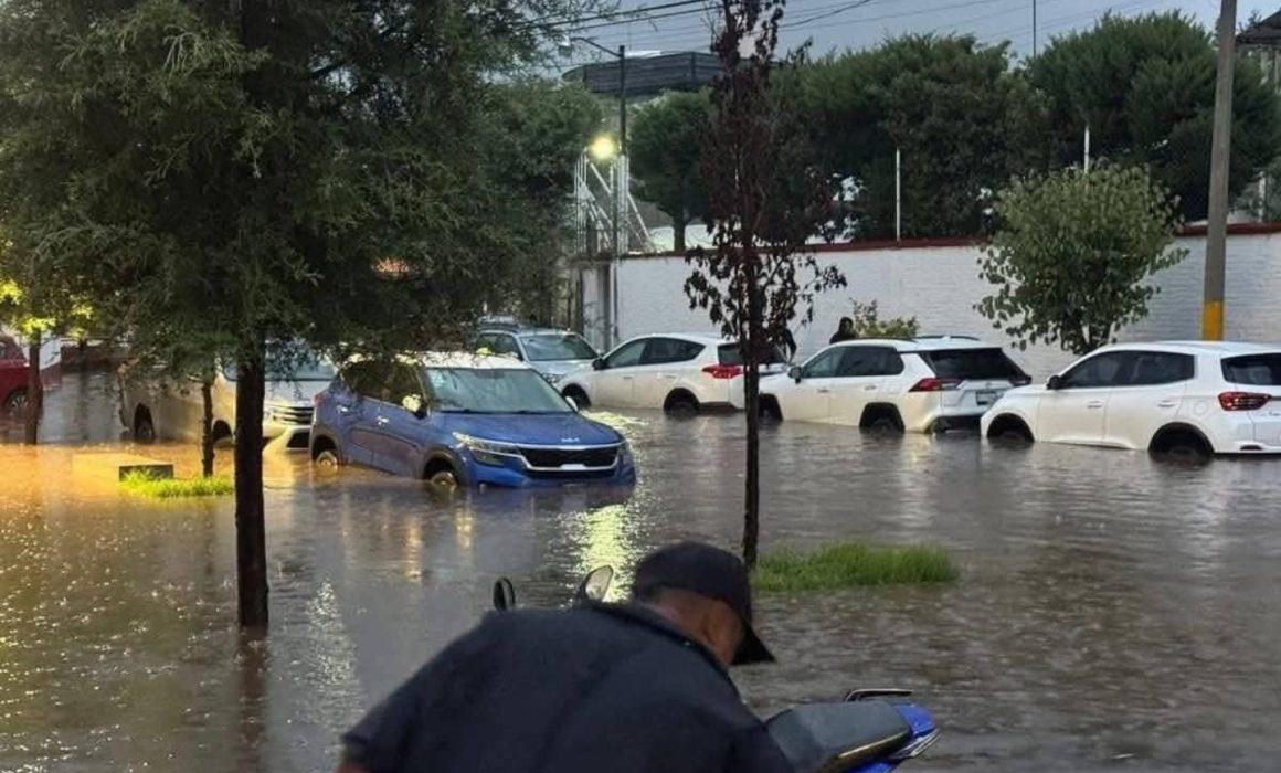 Fuertes lluvias causan inundaciones en varias zonas de Texcoco, afectando comercios y movilidad