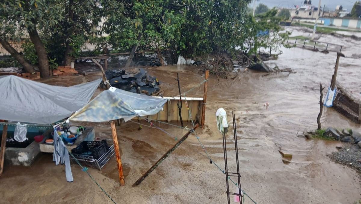 Fuertes lluvias desbordan río en Tianguistenco y causan graves afectaciones en comunidades mexiquenses