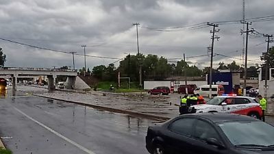 Fuertes lluvias e inundaciones en Tecámac provocan cierre de carreteras y riesgo para automovilistas
