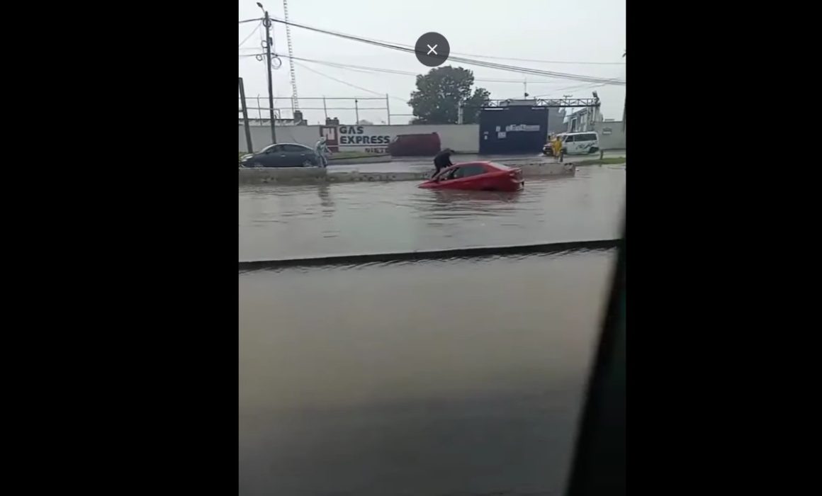 Fuertes lluvias en Tecámac causan inundación y rescate de auto en la autopista México-Pachuca