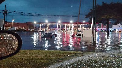Fuertes lluvias en Toluca causan inundaciones, autos atrapados y espuma en las calles