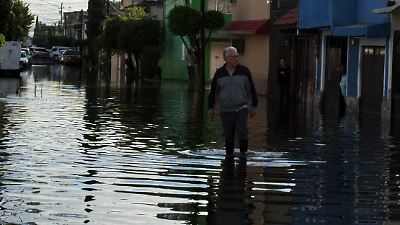 Fuertes lluvias provocan inundaciones en varias colonias de Ecatepec; autoridades праводят labores de desazolve