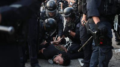 Gavin Newsom acusa a Trump de intensificar las protestas en Los Ángeles y decreta toque de queda