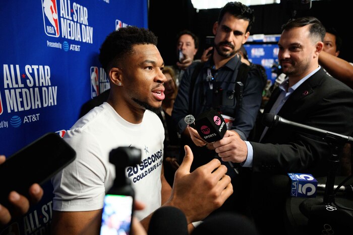 Giannis Antetokounmpo analiza el talento de Messi y Cristiano Ronaldo y comparte su postura sobre la disciplina en el deporte