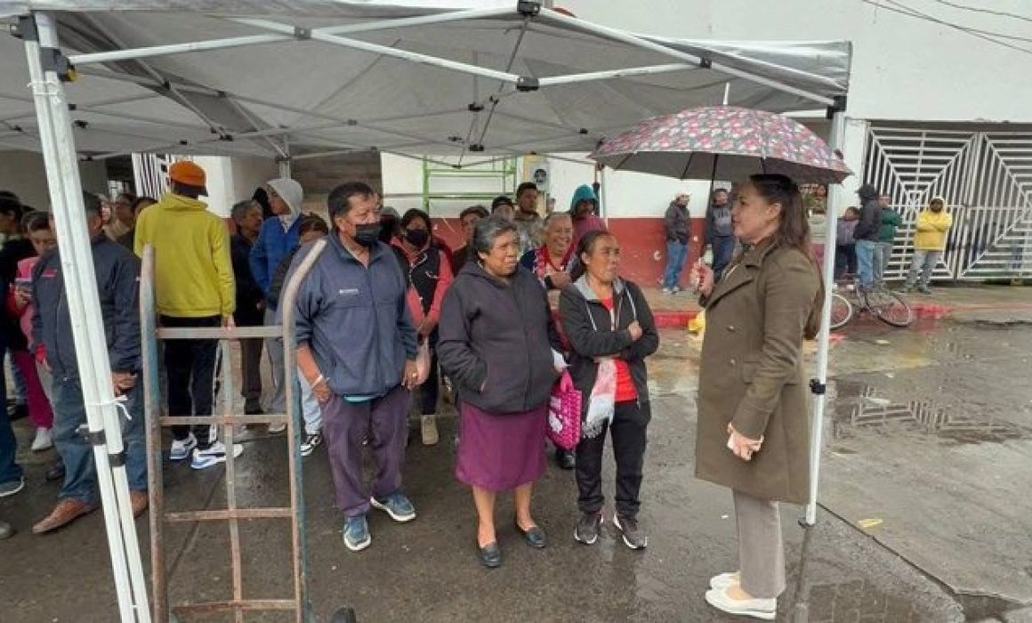 Gobierno de Amecameca apoya a familias vulnerables ante intensas lluvias con entrega de láminas a bajo costo