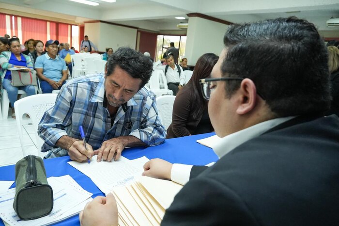 Gobierno de El Salvador entrega escrituras de propiedad a familias afectadas por fraudes inmobiliarios