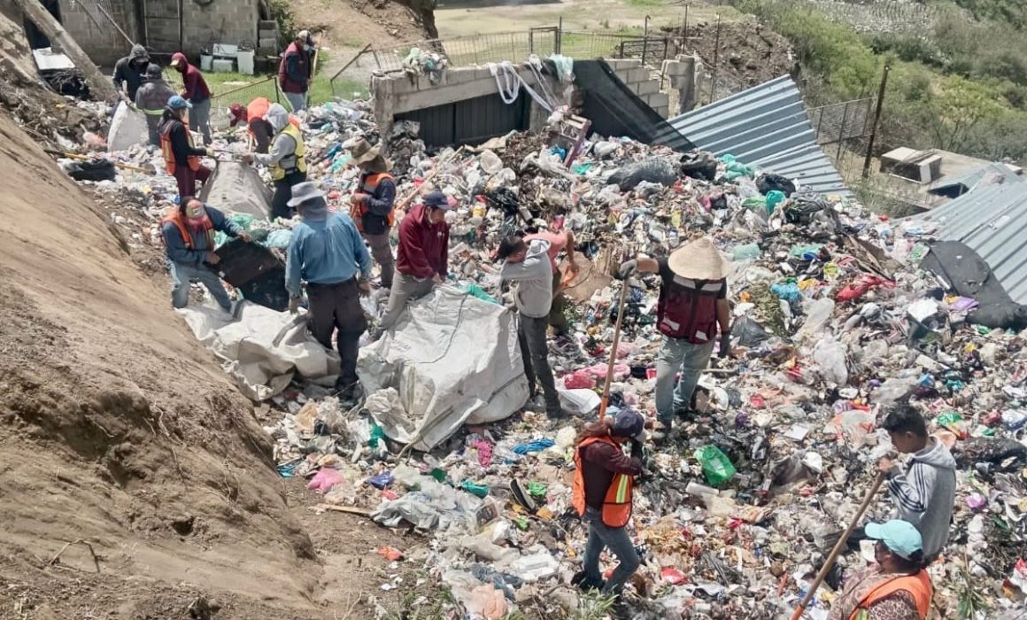 Gobierno de Naucalpan realiza jornada emergente tras volcadura de camión en Tepatlaxco