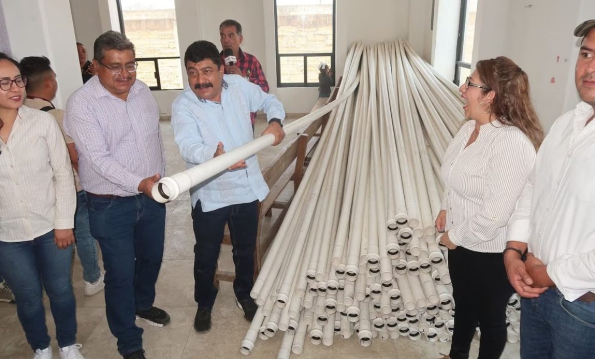 Gobierno de Texcoco entrega materiales para mejorar el suministro de agua y apoyo a comunidades