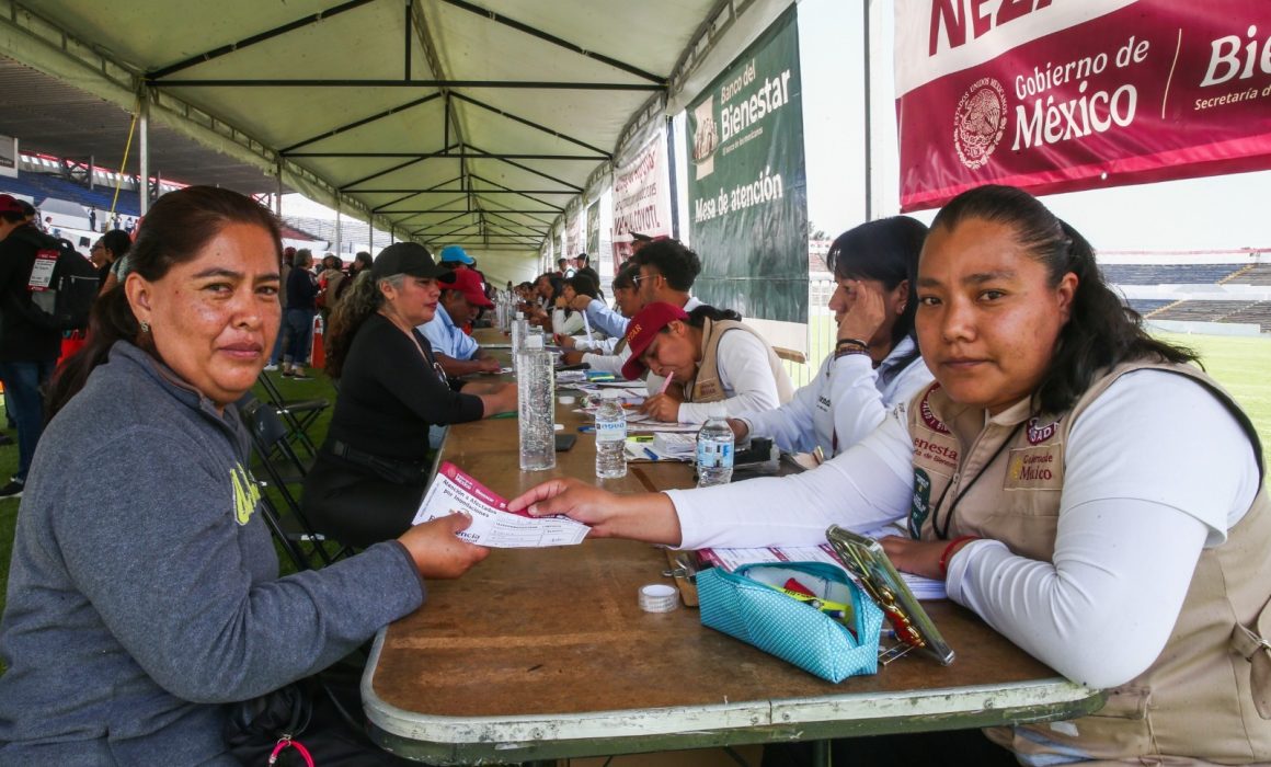Gobierno del Estado de México distribuye útiles escolares y refuerza acciones en Nezahualcóyotl tras inundaciones