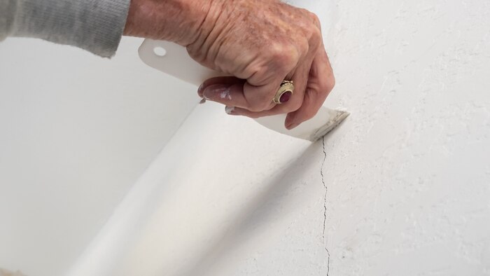 ¿Grietas en paredes o techos? La técnica rápida y económica para repararlas sin obra