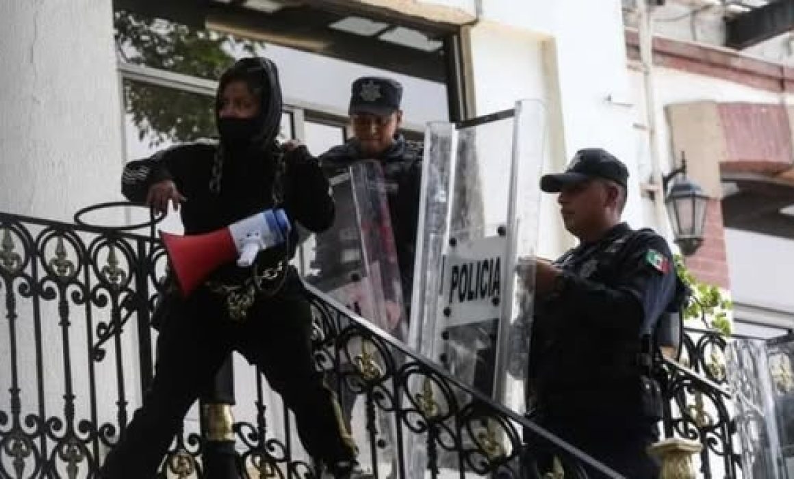 Grupo feminista de Chimalhuacán realiza protesta en la Secretaría de Gobierno por caso sin resolver desde 2019