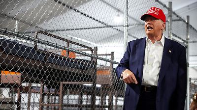 Grupos de derechos humanos acusan al gobierno de Trump por violaciones en centro de detención en Florida