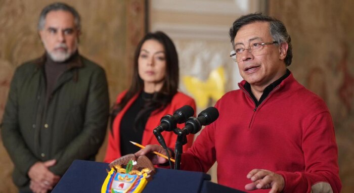 Gustavo Petro defiende aumento del salario mínimo y confirma participación en marchas del 19 de febrero en Colombia
