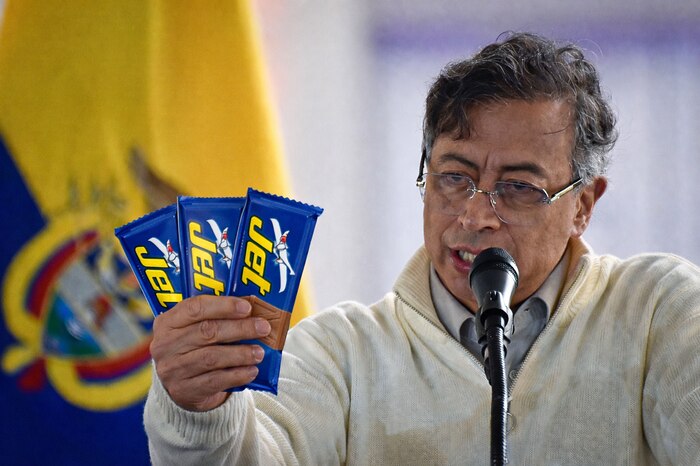 Gustavo Petro defiende la tendencia a la baja en inflación tras reducción del precio de la chocolatina Jet
