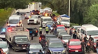 Habitantes de Atenco bloquean la carretera Texcoco-Lechería para exigir la liberación de un detenido