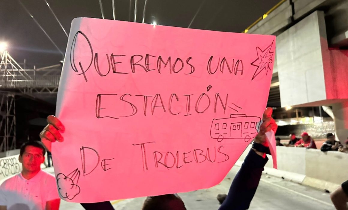 Habitantes de Chalco bloquean la autopista México-Puebla para exigir una parada del Trolebús y reparación de infraestructura