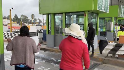 Habitantes de Mina México protestan en caseta El Dorado para exigir reparaciones viales