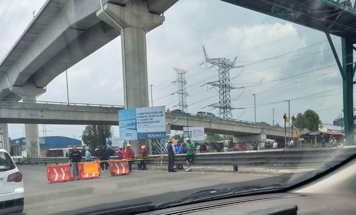 Habitantes de Ocoyoacac bloquean parcialmente la autopista México-Toluca por inundaciones recurrentes