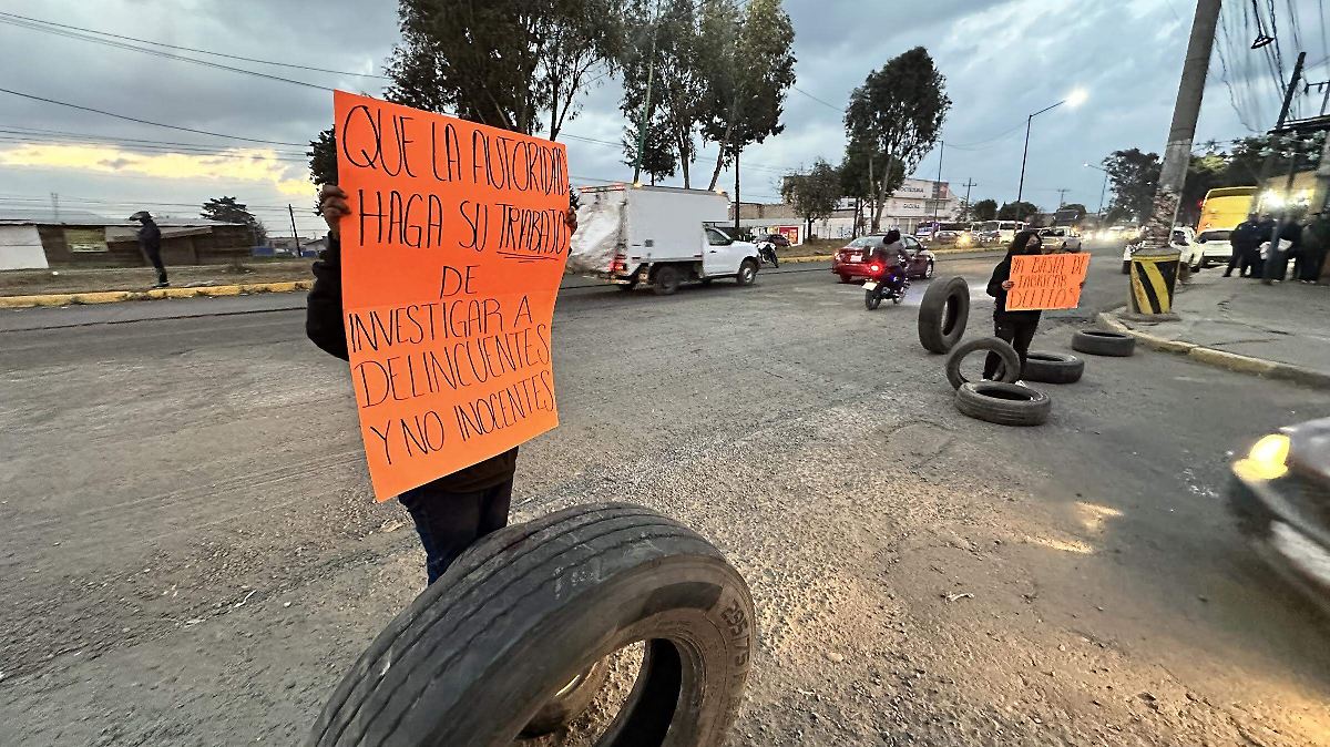 Habitantes de Otzacatipan bloquean la vía José López Portillo tras detención de tres vecinos