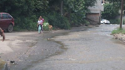 Habitantes de Rincón de López en Tejupilco enfrentan inundaciones por drenaje colapsado