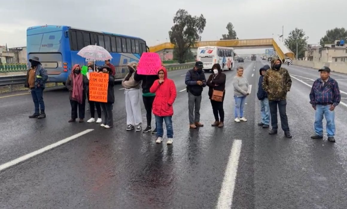 Habitantes de Tecámac bloquean la México-Pachuca para exigir mejoras viales ante el abandono