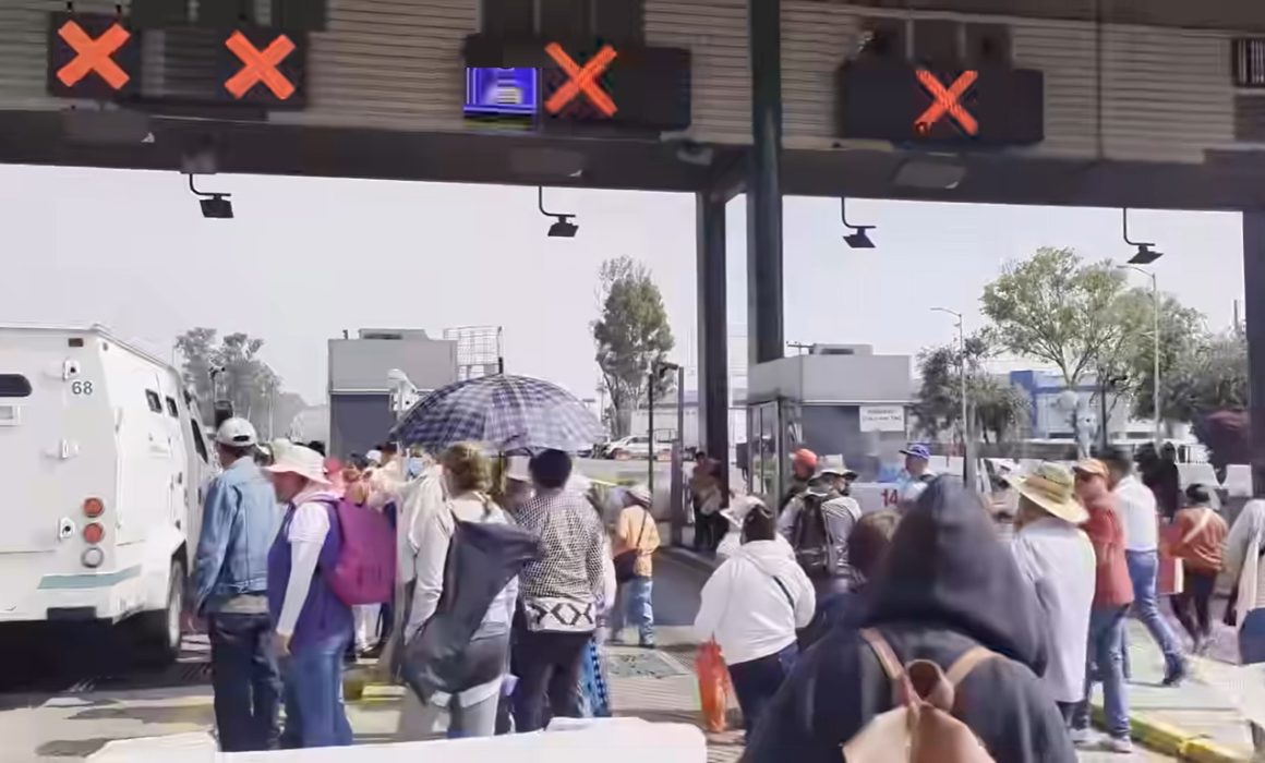 Habitantes de Tultitlán bloquean caseta de Tepotzotlán en protesta por escrituración y cambio de nombre histórico