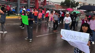 Habitantes de Tultitlán exigen rehabilitación urgente de puente peatonal dañado tras percance vial