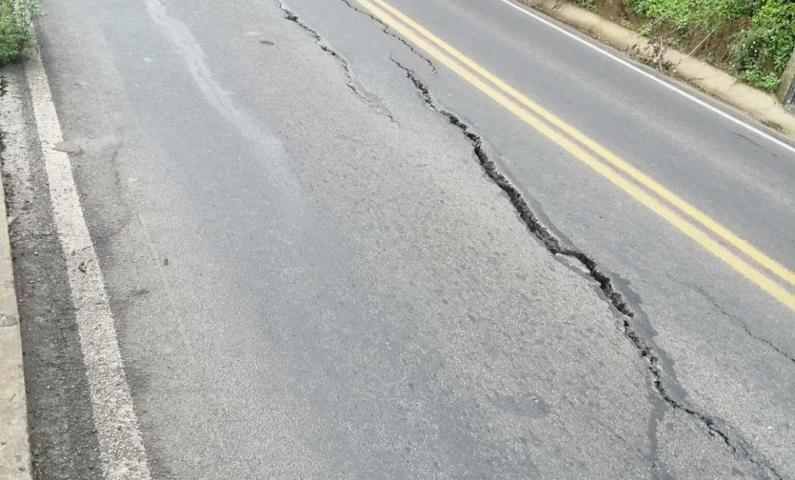 Habitantes de Valle de Bravo exigen reparación urgente en tramo carretero afectado por hundimientos