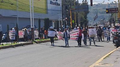 Habitantes de Valle de Chalco bloquean autopista para pedir la suspensión de pozo en su comunidad