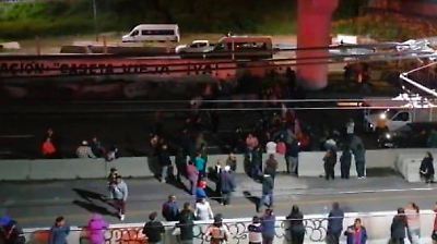 Habitantes de Valle de Chalco e Ixtapaluca bloquean la autopista México-Puebla por falta de obras peatonales y transporte público