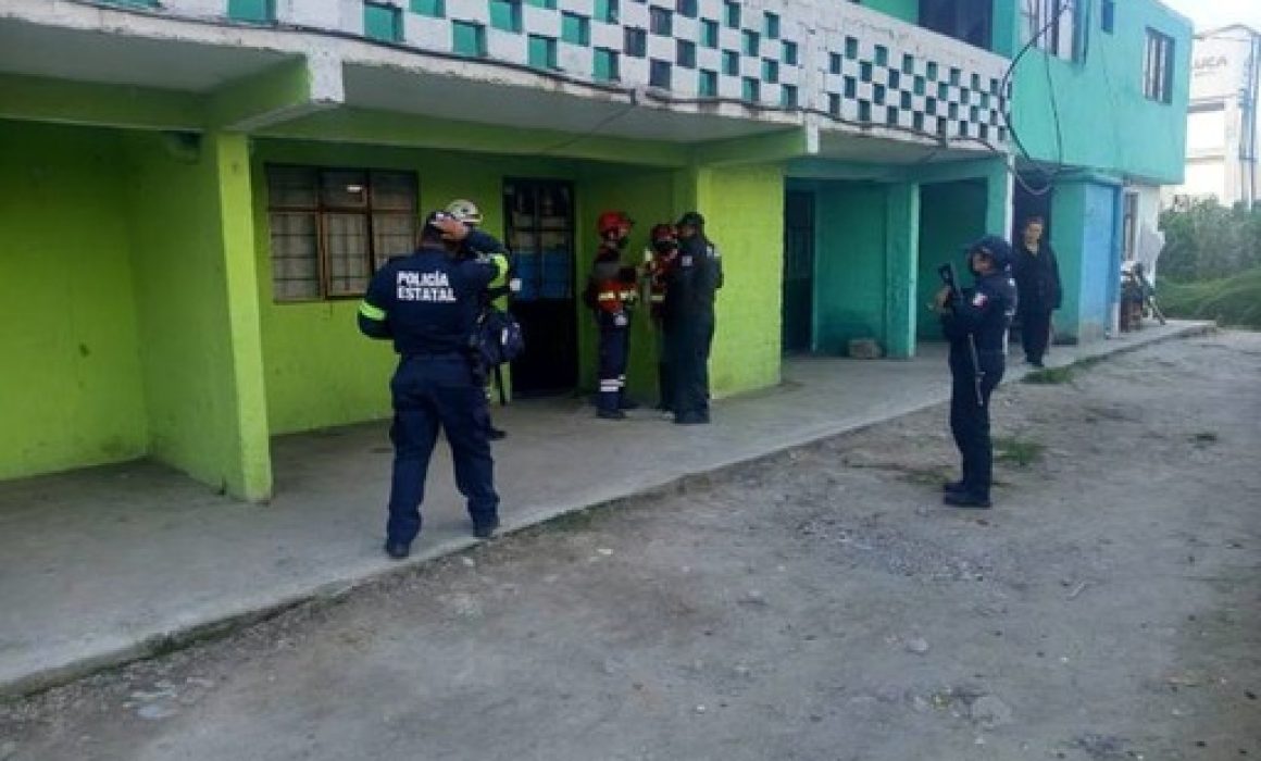 Hallan cadáver maniatado y con lesión en Toluca; llevaba días fallecido en su vivienda