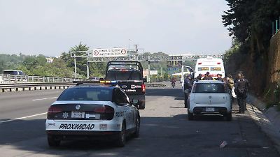 Hallan cuerpo baleado en la México-Toluca a la altura de Amomolulco