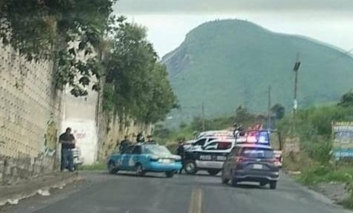 Hallan un cuerpo dentro de costal en la carretera México–Cuautla en Tlalmanalco