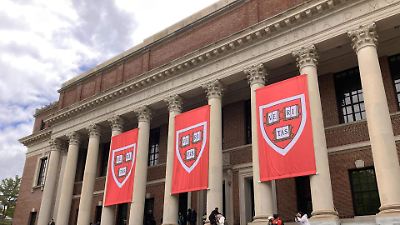 Harvard denuncia ilegalidad en suspensión de visados por Trump